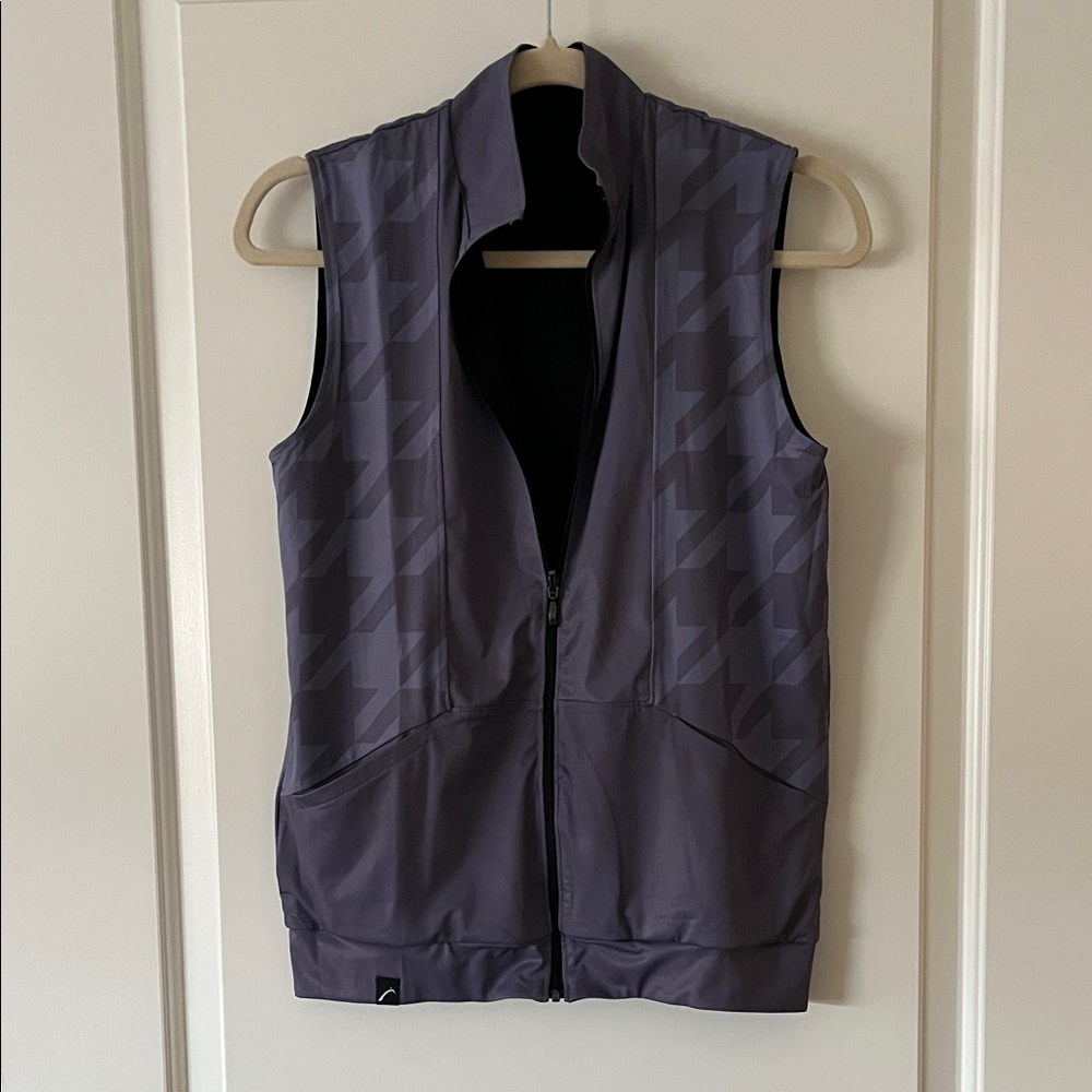Swingdish Sleeveless Zip Front Active Vest in Charcoal Houndstooth (reversible!)